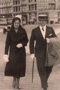 249-0005 Nikolaas van Oosterzee (Nico) en jkvr. Eleonore Agatha Beelaerts van Blokland (Elly) in Scheveningen, ca. 1930