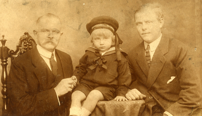 55-0004 Grootvader Adolf Lubbers (Dolf), kleinzoon Adolf Lubbers (Dolf) en zoon Adolf Lubbers (Dolf), ca. 1935