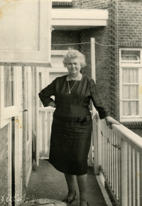 55-0013 Johanna Marie Bernardine Lubbers op het balkon van haar appartement, ca. 1950