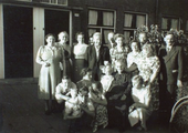 62-0016 Viering 90ste verjaardag van Bernardiene H.E.L. Hoek (Dien) met kinderen, kleinkinderen en achterkleinkinderen, ...