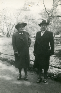 75.10 V.l.n.r. Wilhelmina Adriana Doolhoff (Wil) en Heiltje W.P.C. Louise H. Hoek in het Vondelpark te Amsterdam, ca. 1950