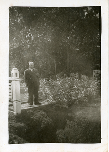 85-0004 Mog. Abraham Willemsen, echtgenoot Johanna Christina Augusta Collignon, inwoner van Zevenaar, in een tuin, ca. 1950