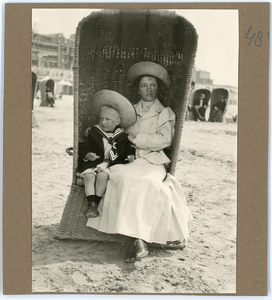 4-0074 Mary Cochius met Tonny in Scheveningen, 1907