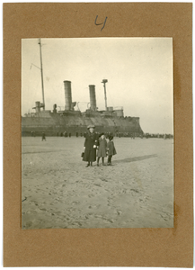 5-0006 Moeder met Jenny en Loekie bij het gestrande schip op het Scheveningse strand, zomer 1919 , 1919
