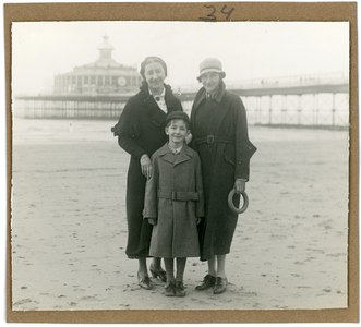 5-0047 Pop en Olivier Strebelle met Jenny Cochius bij de pier van Scheveningen, 1933-1934