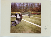 7-0049 Keukenhof, Lisse. Jenny Cochius zit achter het brons 'l'Autre' door haar Belgische neef Olivier Strebelle , 1971