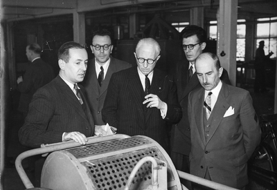 135 Bezoek Belgische minister aan Bedrijfslaboratorium voor Grond- en Gewasonderzoek te Oosterbeek, 02-01-1953