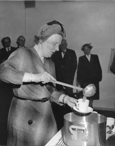 26 Koningin schenkt soep, 28-01-1953