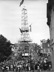 48 Dansdemonstratie van West-Friese boerendansers onder de Eiffeltoren , 23-07-1950