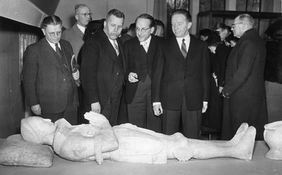 76 Onthulling standbeeld Hertog Karel van Gelre, 17-04-1949