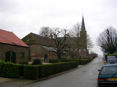 10689 vanuit de Kerkstraat naar dijk zicht op St. Servatiuskerk, 15-01-2008