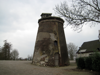 10870 oude vergane romp van de Maasbommelsche korenmolen met afgebrokkelde bakstenen in het straatbeeld, 05-03-2009