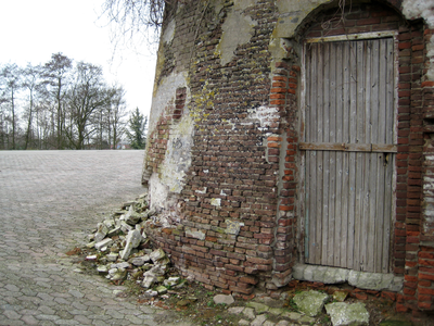 10871 oude vergane romp van de Maasbommelsche korenmolen met afgebrokkelde bakstenen in het straatbeeld, 05-03-2009