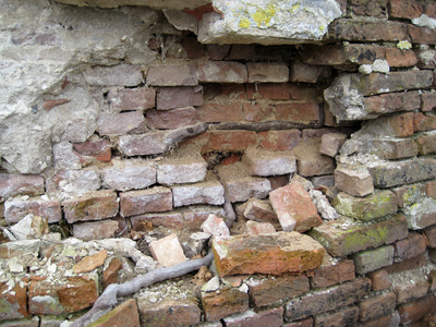 10880 oude vergane romp van de Maasbommelsche korenmolen met afgebrokkelde bakstenen in het straatbeeld, 05-03-2009