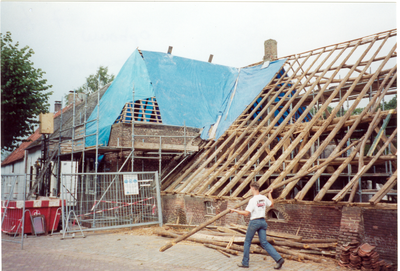 10997 opbouwen van stal met dak van staketsels (persoon), Batenburg, 17-10-2002