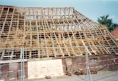 11001 houten staketsels van boerderij/schuur waarop nog riet moet worden gelegd, Batenburg, 17-10-2002