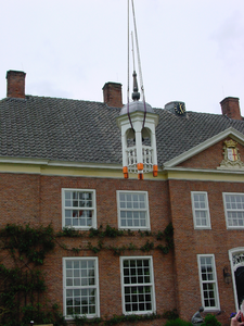 12024 open lantaarn voor een luidklok in banden voor plaatsen op dak in takels Huize Bingerden, 15-05-2002