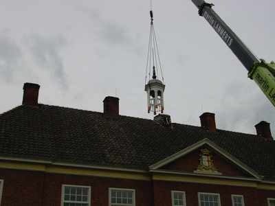 12026 open lantaarn voor een luidklok in takels voor plaatsen op het dak boven vlak de klok Huize Bingerden, 15-05-2002