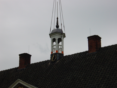 12030 het op de plaats zetten van de open lantaarn op het dak Huize Bingerden, 15-05-2002