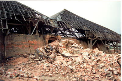 12034 ruïne en ingestort dak steenfabriek Angerlo, 13-08-2002