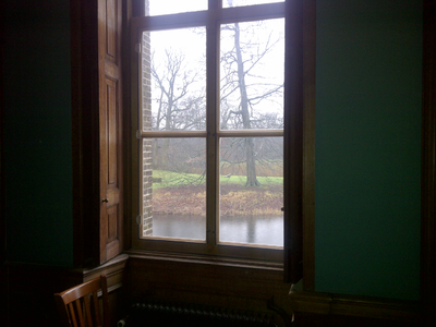 1766 interieur venster met zicht op water en oever kasteel Ruurlo, 19-01-2012