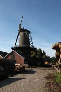 1784 molen Agneta met op de voorgrond hout en schuren, 09-10-2009