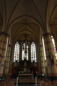 1952 zicht op spitsboogramen met glas in lood Sint-Martinuskerk Baak, 22-07-2010