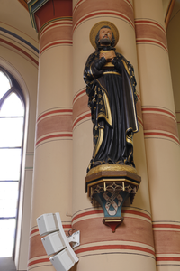 1956 heiligenbeeld aan zuil Sint-Martinuskerk Baak, 22-07-2010