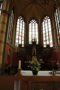 1964 altaar met spitsboogramen met glas in lood Sint-Martinuskerk Baak, 22-07-2010
