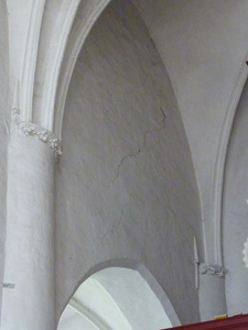 2000 scheuren in pleisterwerk kruisgewelf interieur Remigiuskerk, 18-05-2010