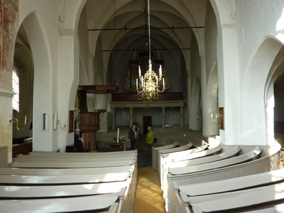 2003 interieur zicht op kansel, kaarsenkronen en banken (personen) Remigiuskerk, 18-05-2010