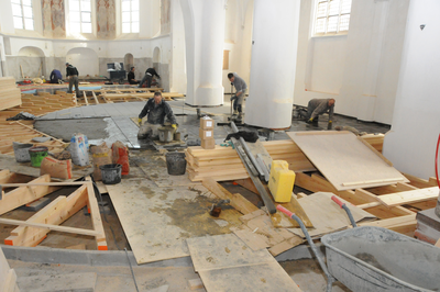2005 werkzaamheden aan de vloer in de kerk (personen) Remigiuskerk, 30-03-2011