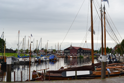 3939 overzicht van de haven met op de achtergrond bottermuseumwerf 'De Hellege' en een scheepswerf, 10-06-2012