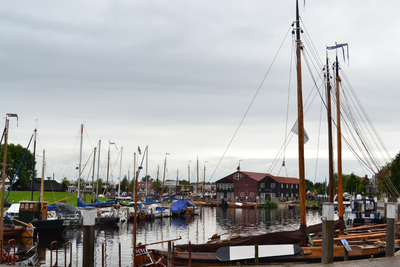 3940 overzicht van de haven met op de achtergrond bottermuseumwerf 'De Hellege' en een scheepswerf, 10-06-2012