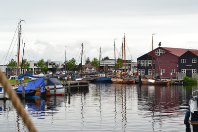 3941 overzicht van de haven met op de achtergrond bottermuseumwerf 'De Hellege' en een scheepswerf, 10-06-2012