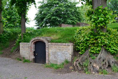 3952 ingang naar kazemat (houten deur/poortje) Elburg, in de wallen van vesting Elburg, 01-06-2012