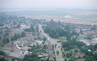 7566 Luchtfoto van o.a. de Grote kerk aan de Grote Molenstraat, 14-08-2002