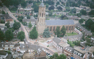 7567 Luchtfoto opgraving in het grasveld ten zuiden van de Grote kerk aan de Grote Molenstraat, 14-08-2002