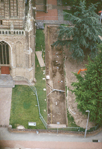 7577 Luchtfoto opgraving in het grasveld ten zuiden van de Grote kerk aan de Grote Molenstraat, 14-08-2002