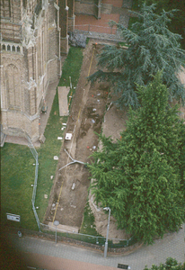 7578 Luchtfoto opgraving in het grasveld ten zuiden van de Grote kerk aan de Grote Molenstraat, 14-08-2002