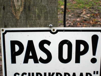 7969 waarschuwingsbord met opschrift pas op schrikdraad landgoed Loenen, 11-02-2009