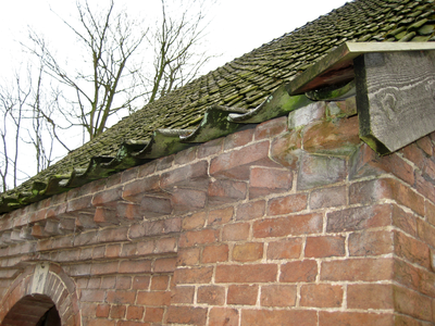 7971 geschulpte dakrand (overgang van dakpannen naar muur) schuur landgoed Loenen, 11-02-2009