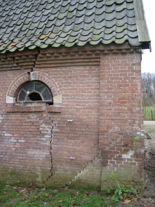 7982 scheur in muur van schuur Huis te Loenen, 25-01-2012