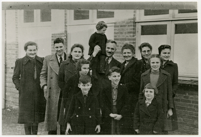 8 Gezinsfoto van het hele gezin, gemaakt op het terrein van de gevangenis, 02-1942