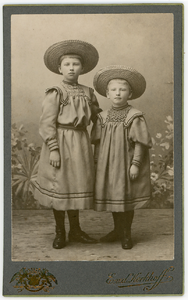 100 Riek en Johanna van Delden , 1905-1910