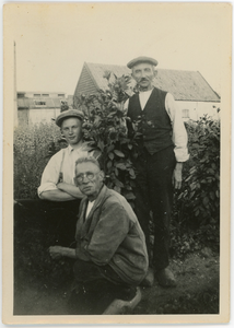 53 Vader en zoon de Wilde met tuinman dhr. Roest, 1930