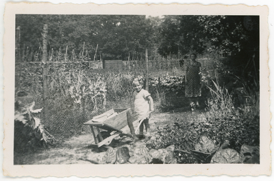 56 Derkje Johanna de Wilde-van Delden met Hendrika op de kwekerij, 1926