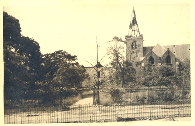 1528 De verwoeste pastorie en het zwaar beschadigde kerkgebouw aan de Kerkstraat te Zetten (1945)., 1945