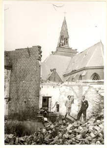 1533 Op de puinhoop van de verwoeste woning van de familie C. Elings-Hofman aan de Kerkstraat te Zetten ( 1945), 1945