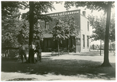 3-0131 Bouvignelaan, café-restaurant naast de woning van de familie Foeken. Huidige Galderseweg, 1930